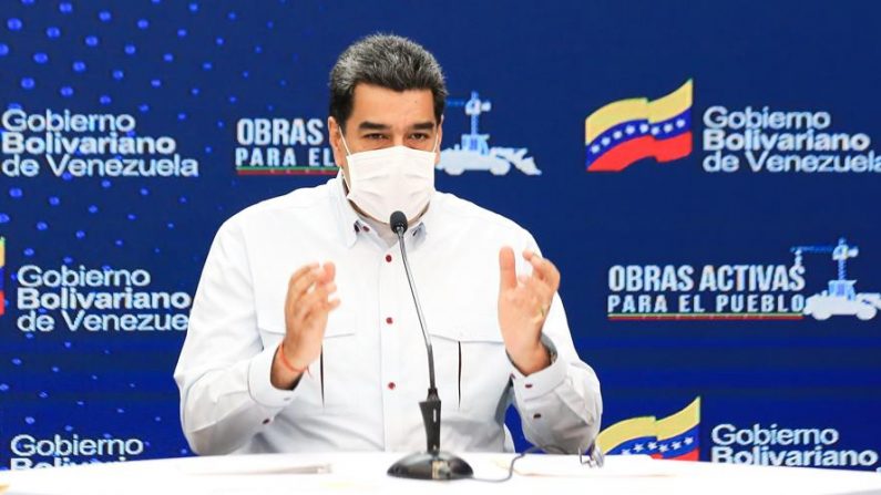 Fotografía cedida por el Palacio de Miraflores donde se observa al líder chavista venezolano Nicolás Maduro dando declaraciones en Caracas (Venezuela). EFE/EPA/MIRAFLORES PRESIDENTIAL PALACE/Archivo