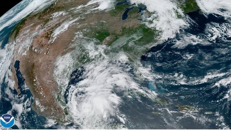 Fotografía cedida por la Administración Nacional Oceánica y Atmosférica (NOAA) por vía del Centro Nacional de Huracanes (NHC) donde se muestra la localización de la tormenta tropical Cristóbal cerca de la bahía de Campeche (México) el 2 de junio de 2020 a las 13:01 hora local (17:01 GMT). EFE/NOAA-NHC
