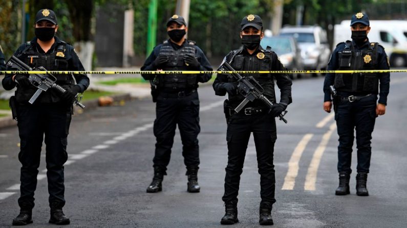 Los agentes de policía aseguran la zona después de que el Secretario de Seguridad Pública de la Ciudad de México, Omar García Harfuch, resultara herido en un atentado en la Ciudad de México, el 26 de junio de 2020. (Foto de PEDRO PARDO/AFP vía Getty Images)