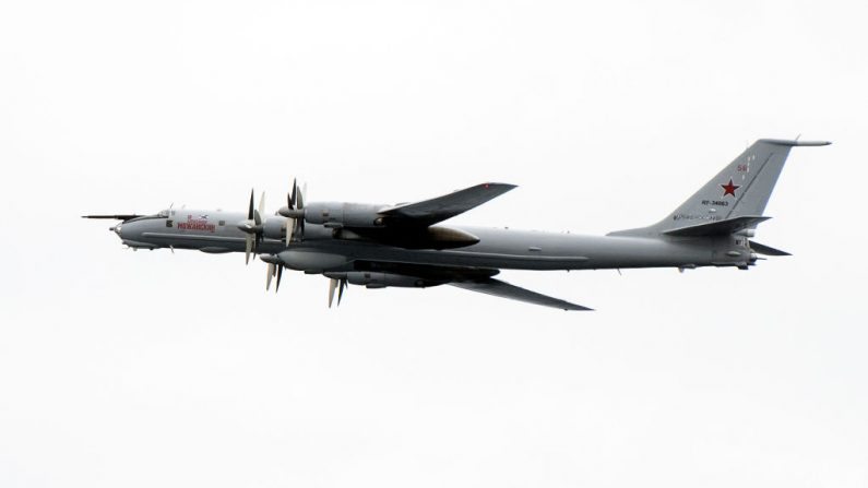 Un Tupolev TU-142 ruso vuela por el USS Mount Whitney de la Marina de los Estados Unidos durante el ejercicio militar dirigido por la OTAN Trident Juncture el 2 de noviembre de 2018 en el mar noruego en las afueras de Trondheim, Noruega. (JONATHAN NACKSTRAND/AFP vía Getty Images)