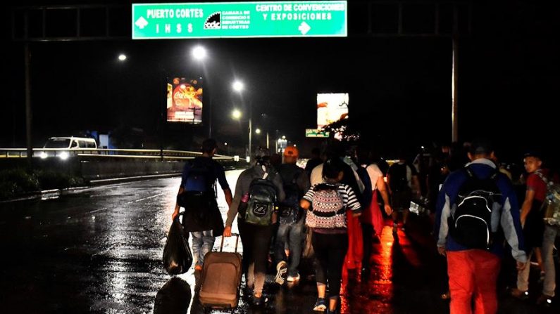 El grupo de migrantes, entre ellos niños, mujeres y hombres, partió de la estación de autobuses del servicio interurbano de la ciudad de San Pedro Sula, en el norte de Honduras. (EFE/José Valle/Archivo)