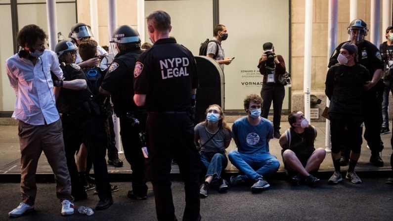 Alborotadores son arrestados en el Upper East Side por agentes de la policía de Nueva York en medio de las protestas por la muerte bajo custodia policial de George Floyd, en Nueva York, EE.UU., 04 de junio 2020. EFE/EPA/ALBA VIGARAY