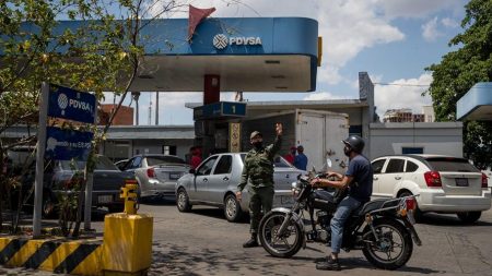 Detienen en Venezuela a una periodista que reportaba suministro de gasolina