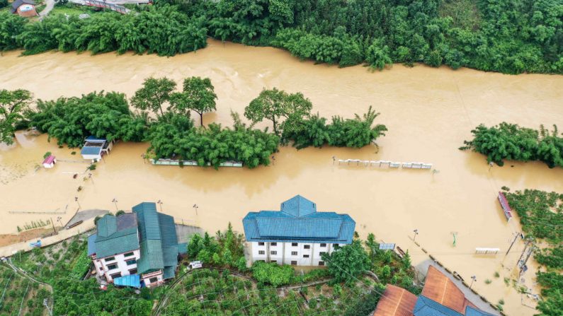 Esta foto aérea tomada el 10 de junio de 2020 muestra campos sumergidos y edificios inundados después de que las fuertes lluvias causaran inundaciones en Rongan, en la región de Guangxi, en el sur de China. (Foto de STR/AFP vía Getty Images)