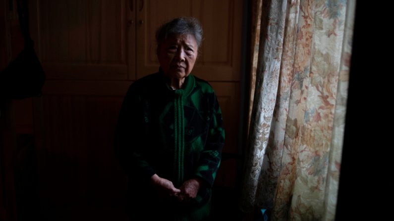Pu Wenqing, madre del disidente chino encarcelado Huang Qi, en Beijing en 2018. Las autoridades niegan a Pu el derecho de ver o hablar con su hijo. (Fred Dufour/AFP/Getty Images)