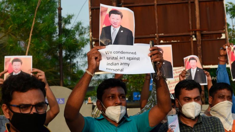 Miembros de la organización no gubernamental MADADGAAR PARIVAR, sostienen pancartas y gritan consignas mientras protestan contra el asesinato de sus soldados indios por parte de las tropas chinas, en Ahmedabad (India) el 16 de junio de 2020. (Foto de SAM PANTHAKY/AFP vía Getty Images)