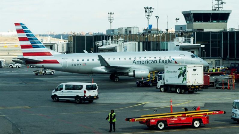 Vista de una pista del aeropuerto de LaGuardia en Nueva York (EE.UU.). EFE/Justin Lane/Archivo