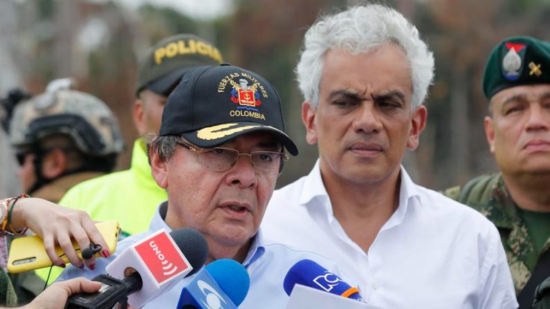 En la imagen el ministro de Defensa de Colombia, Carlos Holmes Trujillo (c). EFE/ Mauricio Dueñas Castañeda/Archivo