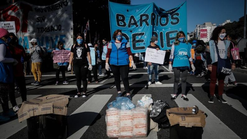 Agrupaciones sociales realizan una jornada de protestas el 11 de junio de 2020 en el centro de Buenos Aires (Argentina). EFE/Juan Ignacio Roncoroni
