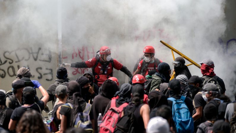 La gente participa en un disturbio contra la brutalidad policial frente al Palacio de Bellas Artes de la Ciudad de México el 8 de junio de 2020. (Foto de PEDRO PARDO/AFP vía Getty Images)