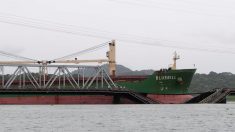 Buque choca contra puente ferroviario durante tránsito por Canal de Panamá