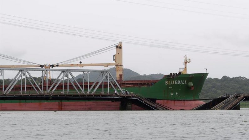 Vista de un buque de carga con el nombre de BLUEBILL que colisionó contra el puente del ferrocarril sobre el río Chagres, en el área de Gamboa el 23 de junio de 2020 en el Canal de Panamá (Panamá). EFE/Bienvenido Velasco