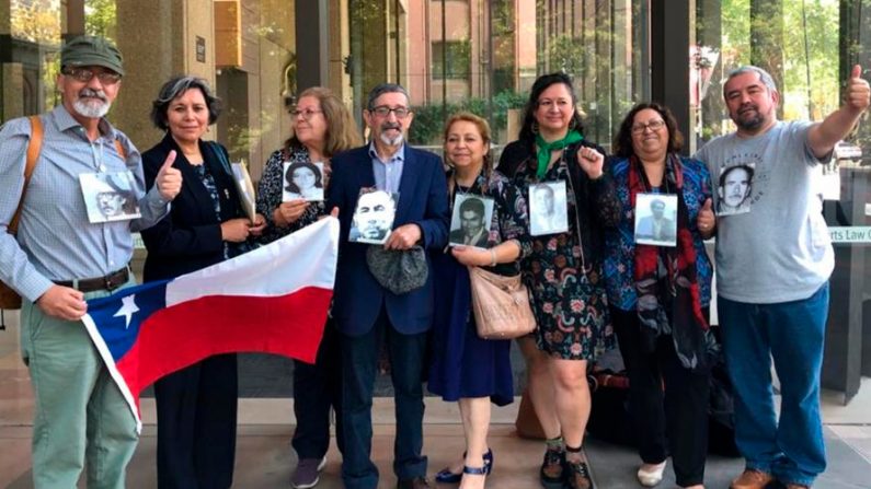 Activistas chilenos, entre ellos Iván Donato (d) hijo de Jaime Donato, exlíder del Partido Comunista desaparecido durante la dictadura de Pinochet, y la jurista Adriana Navarro (2-i) en las puertas del tribunal de Sídney (Australia) en el que se celebraba una vista sobre Adriana Rivas, la exagente de Augusto Pinochet requerida en Chile por la desaparición de siete personas hace más de cuatro décadas. EFE/ Cecilia Jiménez/Archivo