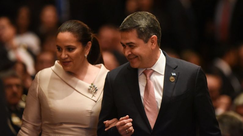 El Presidente de Honduras, Juan Orlando Hernández, y su esposa Ana García llegan a una ceremonia de inauguración del nuevo Presidente de Guatemala, Alejandro Giammattei, en el Teatro Nacional, en la Ciudad de Guatemala (Guatemala), el 14 de enero de 2020. (Foto de JOHAN ORDONEZ/AFP vía Getty Images)