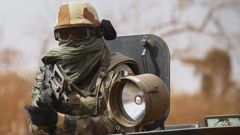 Fotografía de archivo facilitada en abril de 2015, que muestra a un soldado francés a bordo de un vehículo militar en Mali. EFE/Nic Bothma/Archivo