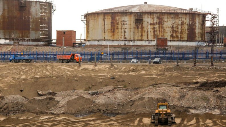Un tractor y camiones trabajan cerca de los tanques de petróleo en la central térmica TPP-3 en las afueras de Norilsk el 5 de junio de 2020. - El líder ruso Vladimir Putin el 3 de junio, ordenó el estado de emergencia y criticó a una filial del gigante metalúrgico Norilsk Nickel después de un masivo derrame de de más de 20,000 toneladas de diesel en un río siberiano el 29 de mayo de 2020. (Foto de IRINA YARINSKAYA/AFP vía Getty Images)