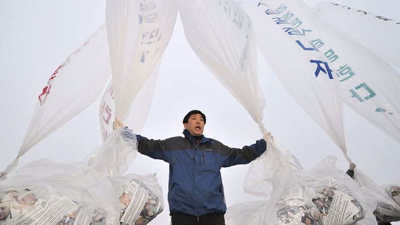 Park Sang-Hak, que encabeza un grupo de desertores norcoreanos, se prepara para lanzar enormes globos con folletos contra Corea del Norte en el parque de la paz de Imjingak en Paju, cerca de la frontera fuertemente fortificada, el 15 de abril de 2011. (JUNG YEON-JE/AFP a través de Getty Images)