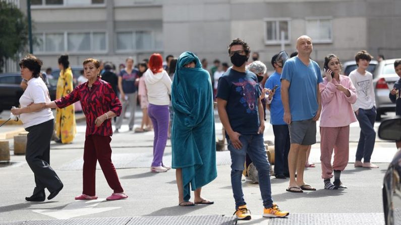 Personas salen de sus hogares después de escuchar la alerta sísmica en diferentes alcaldías de Ciudad de México (México). EFE/Sáshenka Gutiérrez