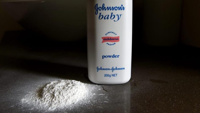 En la imagen, envase de talco para bebés producido por la compañía multinacional Johnson & Johnson. (EFE/DAN PELED/Archivo)