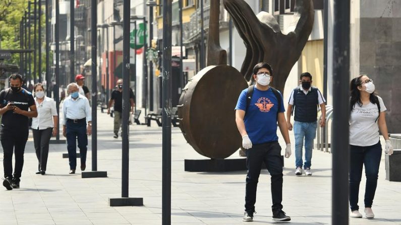 Personas son vistas caminando el 20 de junio de 2020 tras el regreso a la normalidad en Ciudad de México (México). EFE/ Jorge Núñez