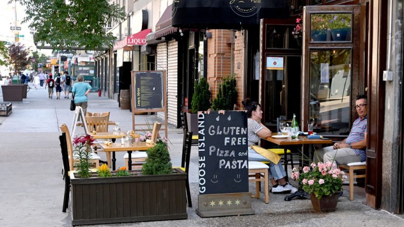 Un restaurante en Chelsea sirve a los clientes sentados en las mesas de la acera mientras la ciudad pasa a la fase 2 de reapertura tras las restricciones impuestas para frenar la pandemia del COVID-19 el 22 de junio de 2020 en la ciudad de Nueva York (EE.UU.). (Foto de Jamie McCarthy/Getty Images)