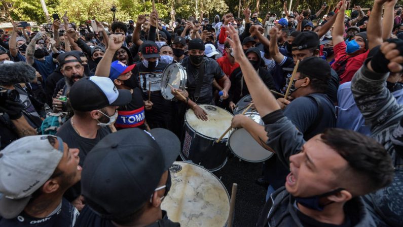 Manifestantes protestan contra el presidente Jair Bolsonaro en la Avenida Paulista de Sao Paulo, Brasil, el 31 de mayo de 2020, en medio de la pandemia del COVID-19. (Foto de NELSON ALMEIDA/AFP vía Getty Images)