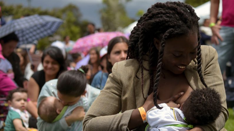 Las mujeres amamantan a sus hijos, durante un evento público para promover los beneficios de la lactancia materna, durante la Semana Mundial de la Lactancia Materna en un parque de Bogotá (Colombia) el 3 de agosto de 2018. (RAÚL ARBOLEDA/AFP a través de Getty Images)