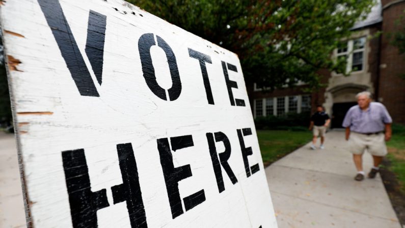 La gente sale de su distrito electoral después de votar en las elecciones primarias de Michigan en la escuela Trombly el 7 de agosto de 2018 en Grosse Pointe Park, Michigan. (Bill Pugliano/Getty Images)
