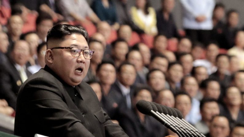 El líder norcoreano, Kim Jong Un, habla después de ver la actuación artística y gimnástica en el Estadio May Day, el 19 de septiembre de 2018, en Pyongyang, Corea del Norte. (Pyeongyang Press Corps/Pool/Getty Images)