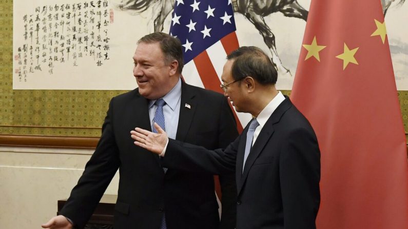 El Secretario de Estado de EE.UU., Mike Pompeo, habla con el entonces concejal de Estado chino, Yang Jiechi, durante una reunión en la Pensión Estatal de Diaoyutai en Beijing, China, el 8 de octubre de 2018. (Daisuke Suzuki/Pool/Getty Images)