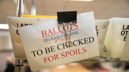 Newsom firma nueva ley enmendada del voto por correo