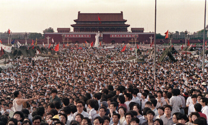 Cientos de miles de chinos se reúnen en la Plaza de Tiananmen alrededor de una réplica de 10 metros de una estatua (Centro), llamada la Diosa de la Democracia, el 2 de junio de 1989. (Catherine Henriette/AFP vía Getty Images)
