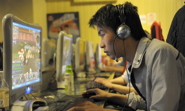 Un chino juega juegos en línea en un cibercafé de Beijing, China, el 27 de febrero de 2010. (Liu Jin/AFP/Getty Images)