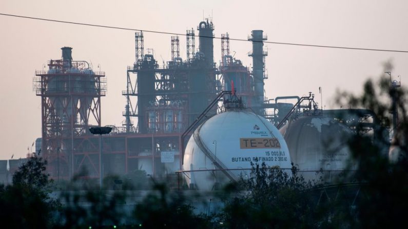 Vista del complejo petrolero de la empresa mexicana PEMEX en Tula, estado de Hidalgo, México, el 11 de enero de 2018. (Foto de PEDRO PARDO/AFP vía Getty Images)