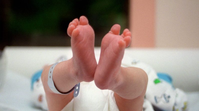 Un recién nacido está acostado en una mesa de cambio el 5 de junio de 2001, justo después de su nacimiento, en la sala de maternidad del hospital franco-británico de Levallois-Perret. (DIDIER PALLAGES/AFP a través de Getty Images)