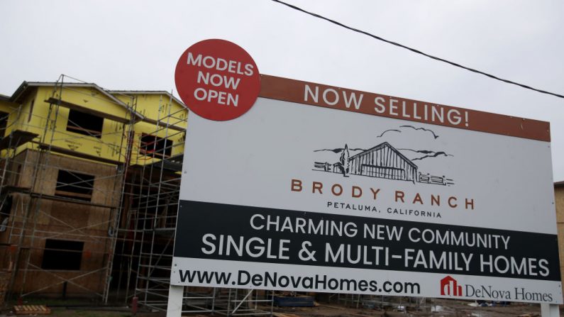 Una señal es colocada frente a una nueva casa que se está construyendo en una urbanización el 31 de enero de 2019 en Petaluma, California. (Justin Sullivan/Getty Images)
