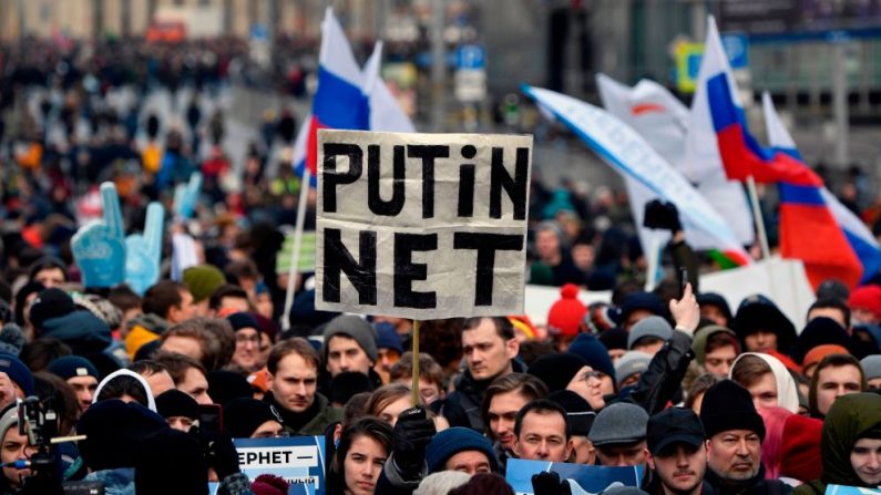 La gente participa en una manifestación de la oposición en el centro de Moscú (Rusia), el 10 de marzo de 2019, para exigir la libertad de Internet en Rusia. (ALEXANDER NEMENOV/AFP vía Getty Images)