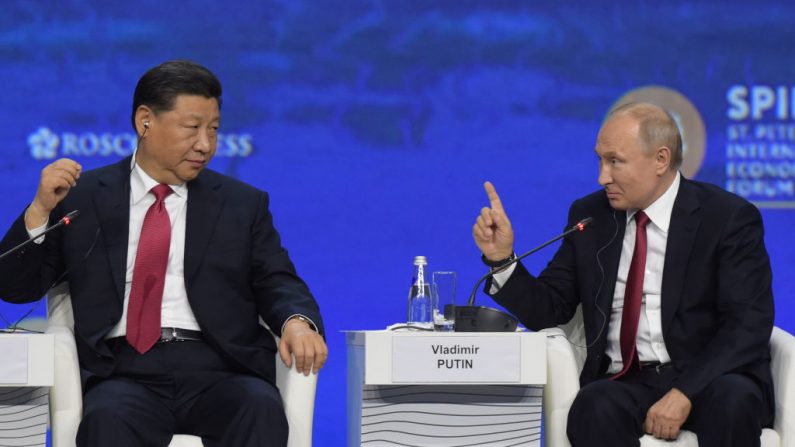El líder chino Xi Jinping y el presidente ruso Vladimir Putin asisten al Foro Económico Internacional de San Petersburgo en San Petersburgo el 7 de junio de 2019. (Olga Maltseva / AFP / Getty Images)
