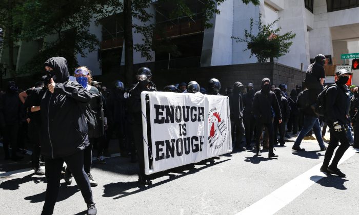 Rose City Antifa se prepara para marchar en oposición a los integrantes de HimToo y Proud Boys en Portland, Oregon, el 29 de junio de 2019. (Moriah Ratner / Getty Images)