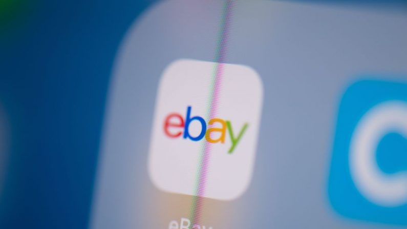 Esta imagen ilustrativa tomada el 24 de julio de 2019 en París muestra el logo de eBay en la pantalla de una tableta. (MARTIN BUREAU/AFP vía Getty Images)