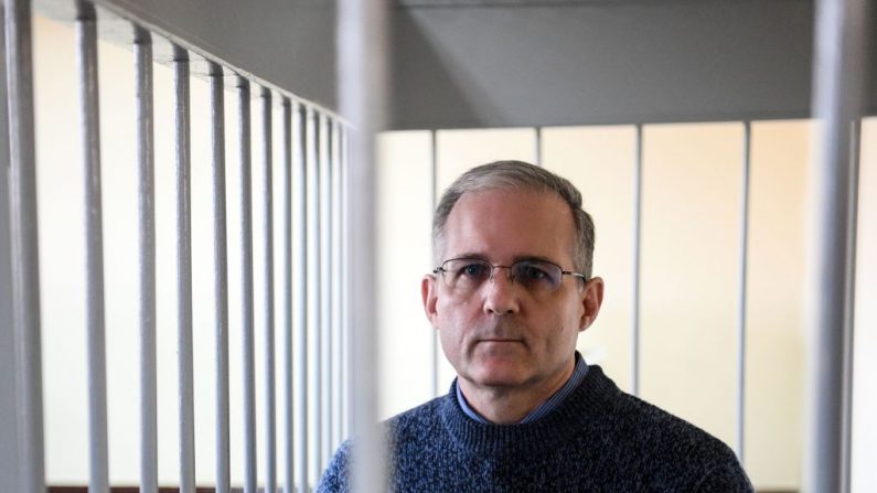 Paul Whelan, un exmarine de EE.UU. acusado de espionaje y arrestado en Rusia está en prisión acusado durante una audiencia en un tribunal de Moscú el 23 de agosto de 2019.  (Kirill Kudryavtsev/AFP vía Getty Images)