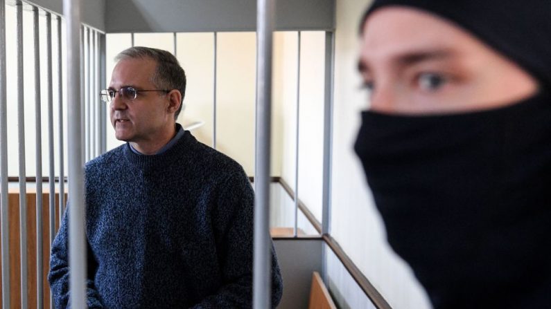Paul Whelan, un exmarine de EE.UU. acusado de espionaje y arrestado en Rusia, durante una audiencia en un tribunal de Moscú, el 23 de agosto de 2019.  (KIRILL KUDRYAVTSEV/AFP vía Getty Images)
