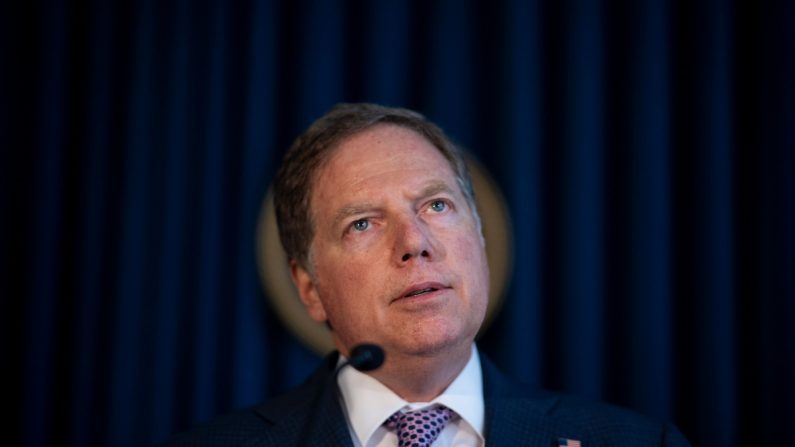 El fiscal federal para el Distrito Sur de Nueva York, Geoffrey Berman, habla en una conferencia de prensa el 10 de octubre de 2019 en la ciudad de Nueva York. (JOHANNES EISELE/AFP via Getty Images)