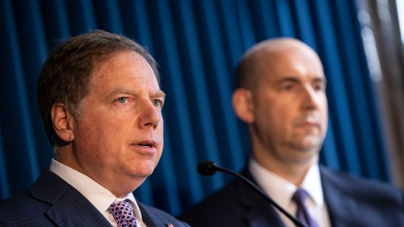 Geoffrey Berman, Fiscal de Estados Unidos para el Distrito Sur de Nueva York (izquierda), habla mientras William F. Sweeney, director adjunto a cargo de la Oficina de Nueva York de la Oficina Federal de Investigaciones (FBI) (derecha), durante una conferencia de prensa en la oficina del Fiscal de Estados Unidos del Distrito Sur de Nueva York el 10 de octubre de 2019 en la ciudad de Nueva York. (Drew Angerer/Getty Images)