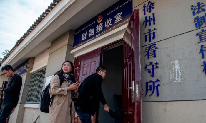 Esta foto tomada el 30 de octubre de 2019 muestra a Xu Yan, esposa del abogado de derechos humanos, Yu Wensheng, entrando en una oficina donde dejará dinero y ropa en el Centro de Detención de la Ciudad de Xuzhou. Xu, de 37 años, ha viajado unas 20 veces de Beijing a Xuzhou, en la provincia de Jiangsu, en una vana lucha por conseguir información sobre su marido, Yu Wensheng, después de que fuera detenido el año pasado. (Foto de NICOLAS ASFOURI / AFP) (Foto de NICOLAS ASFOURI/AFP a través de Getty Images)