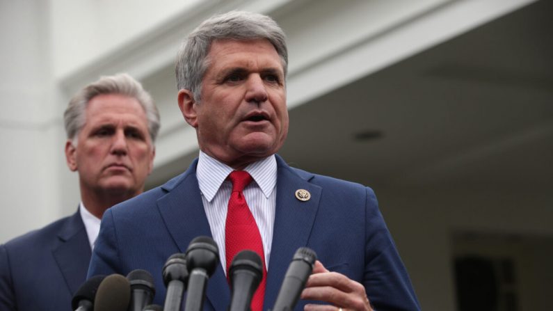 El líder de la minoría de la Cámara de Representantes de EE.UU., Kevin McCarthy (R-Ca.), y el representante Michael McCaul (R-Tx.) informan a los miembros de los medios de comunicación fuera del ala oeste de la Casa Blanca luego de una reunión con el presidente Donald Trump el 16 de octubre de 2019 en Washington. (Alex Wong/Getty Images)