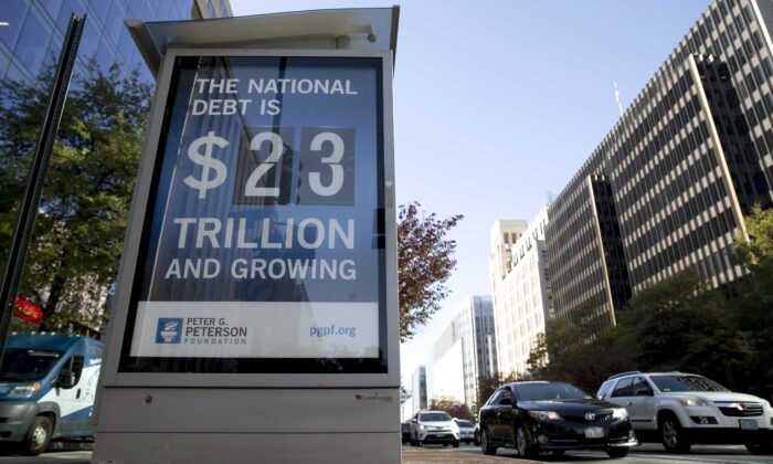 Un cartel que muestra la deuda nacional y la parte de cada estadounidense se exhibe en Washington, D.C., el 6 de noviembre de 2019. (Tasos Katopodis/Getty Images para PGPF)