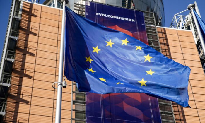 Una bandera de la Unión Europea ondea frente a la sede de la Comisión Europea en Bruselas el 3 de diciembre de 2019. (Aris Oikonomou/AFP vía Getty Images)