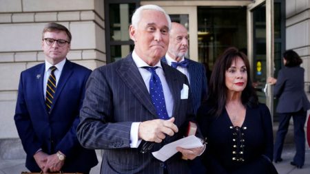 Jueza concede a Roger Stone dos semanas de retraso antes de comenzar su sentencia en prisión