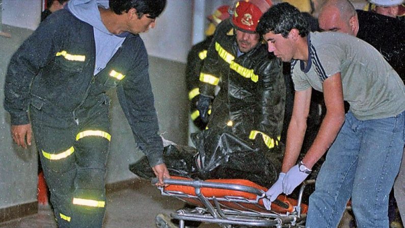 Imagen ilustrativa. Bomberos y personal forense transportan un cadáver al sur de Buenos Aires, Argentina. (Foto por -/NA/AFP vía Getty Images)